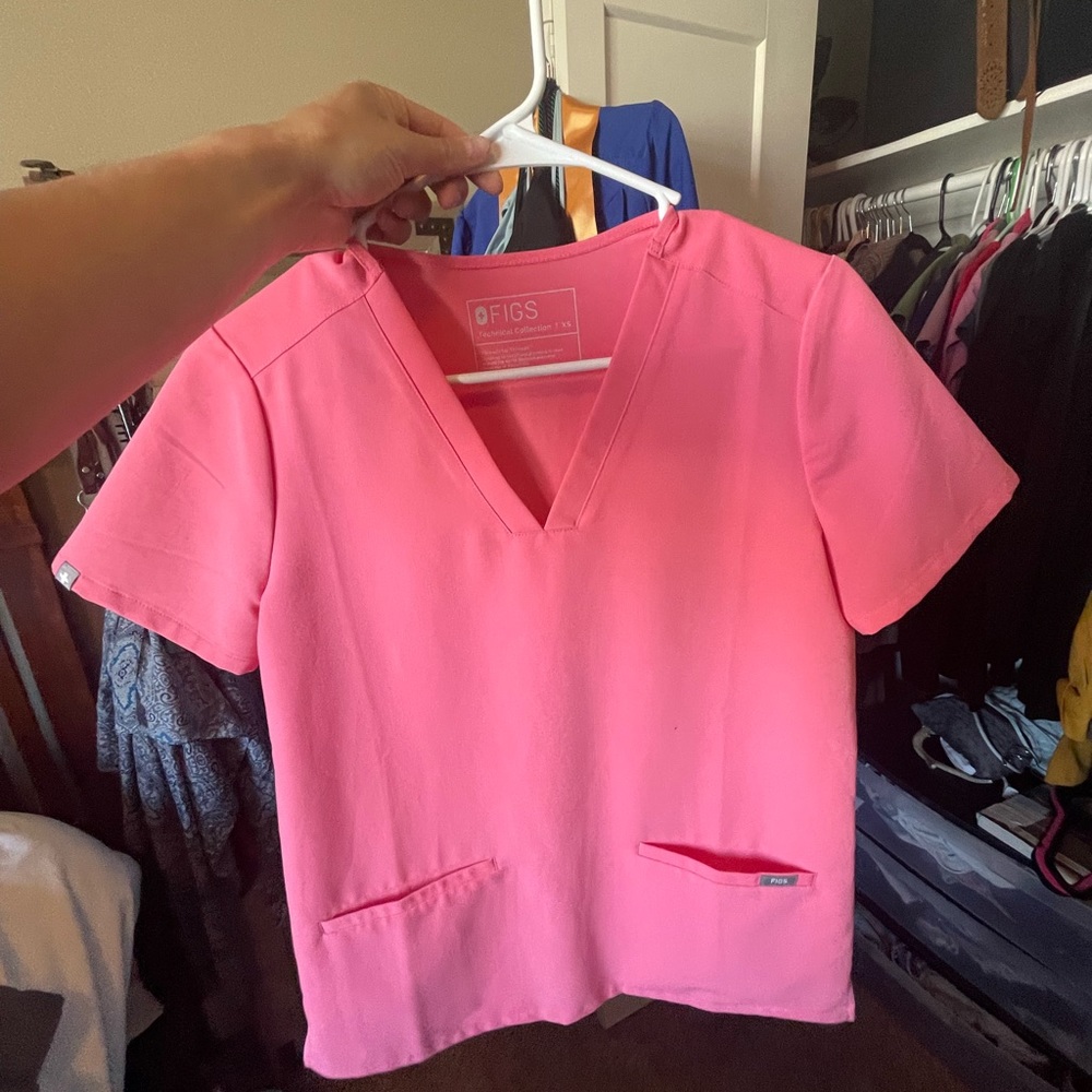 Figs scrub top